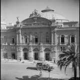 ...e di una camionetta militare che sfreccia davanti al Teatro Petruzzelli...


(F. Alexander Turnbull Library, Welligton, NZ. Ref. DA-04521-F)